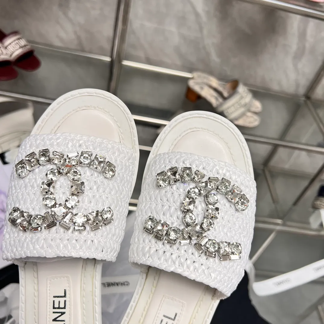👟👟Ex-factory price 480👟👟 CHANEL woven handmade slippers are currently the most difficult slippers to make. They are all handmade. The diamonds are artificially put on one by one. Imported pure natural dense weaving! Super heavy duty! The quality is much better than the ones on the market, so it is not easily deformed and has a certain degree of flexibility to the touch, not that hard! It doesn’t feel stuffy when you wear it, and the breathability effect is really good! Size: 35-40. Genuine leather outsole. This product is relatively rare. Don’t hesitate to get it. I don’t know how many months it will last. Maybe it will be gone all of a sudden. This kind of shoes can’t be made for long. It’s too troublesome.